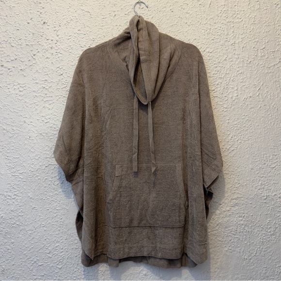 BAREFOOT DREAMS CozyChic Ultra Lite Weekend Poncho in Nickel - Picture 4 of 6